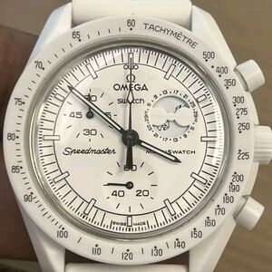 Omega X Swatch Mission to the Moon Phase Snoopy Edition; Extra Strap